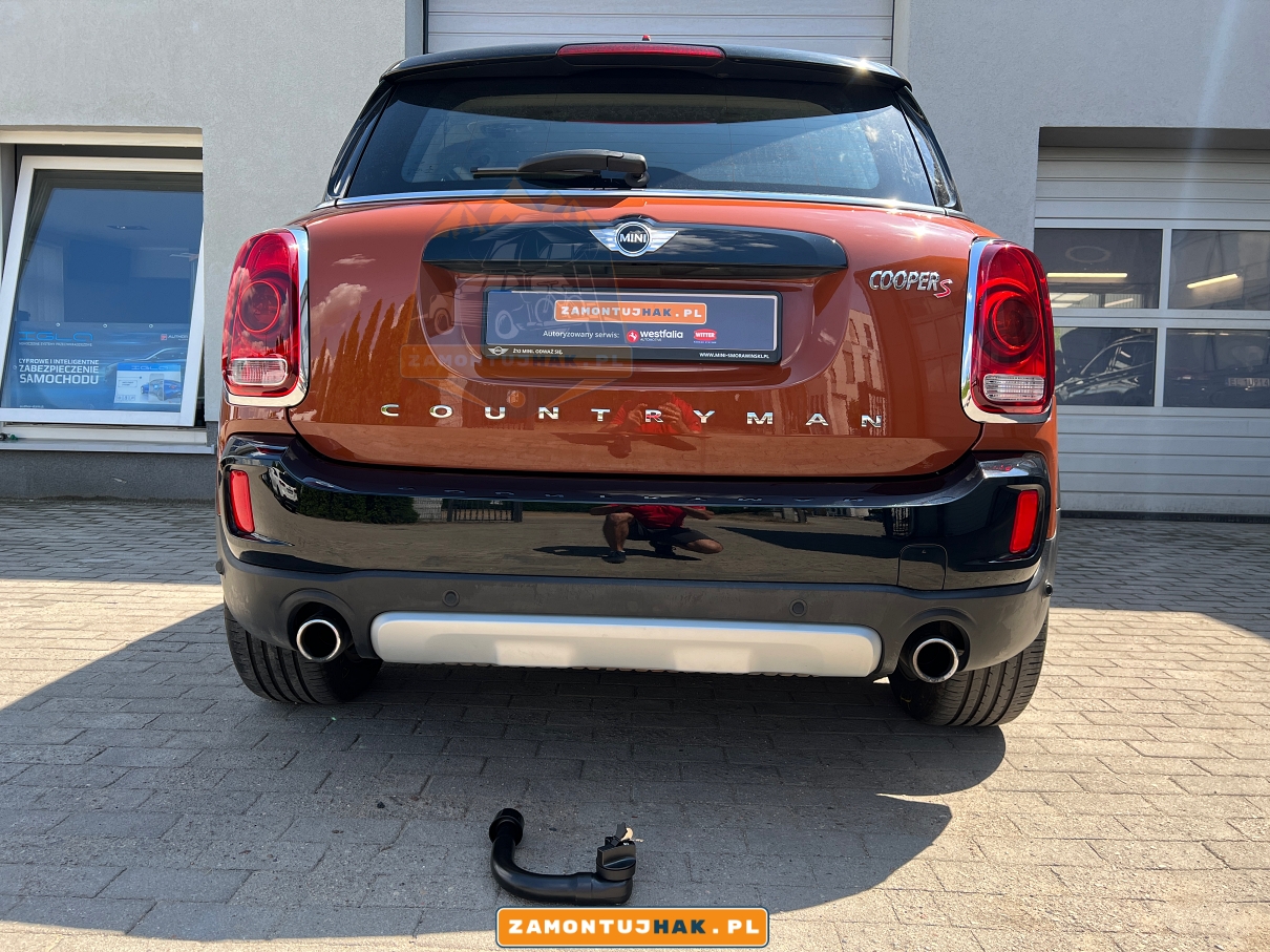 51125A3DA41 zdjecia z montaz haka holowniczego mini bmw w poznaniu na zdjeciu samochod mini countryman z wypinanym hakiem holowniczym bmw 